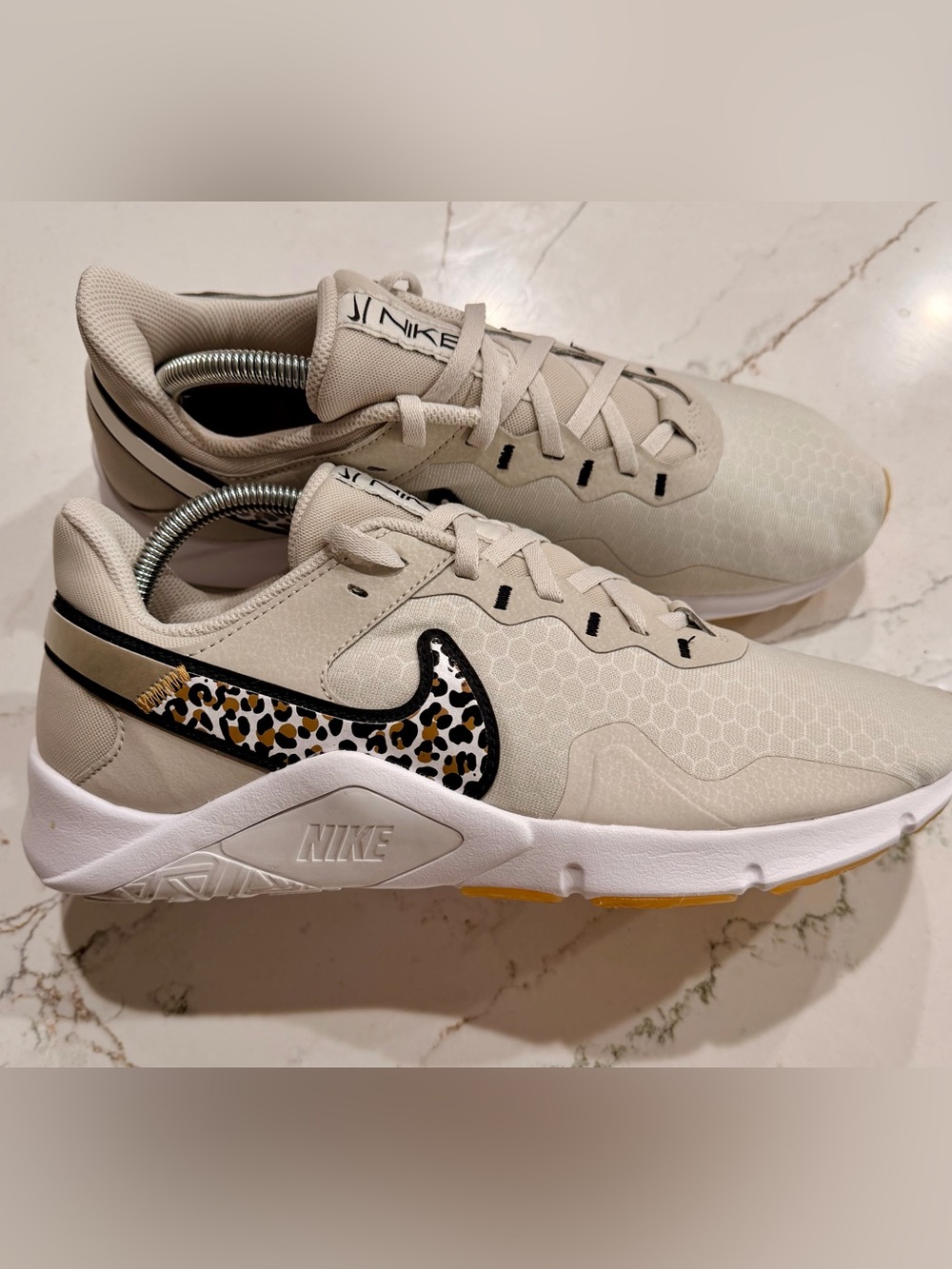 NIKE LEGEND ESSENTIAL LEOPARD Womens Sz 11 PERFECT CONDITION